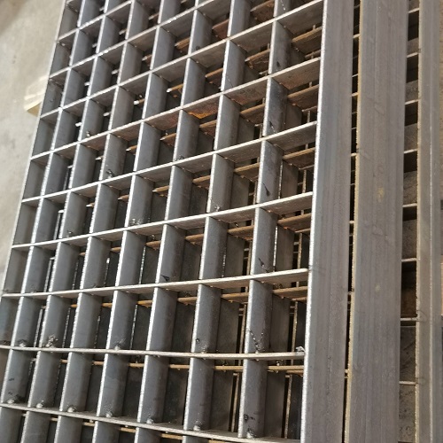 插接鋼格板、互插鋼格柵板：綠色環(huán)?？苫厥? /> 
</p>
（一）節(jié)能生產(chǎn)工藝<br />
先進(jìn)的加工設(shè)備<br />
在<strong><a href=