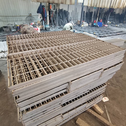 化工廠用不銹鋼鋼格板鋼格柵：防滑、防腐相結(jié)合