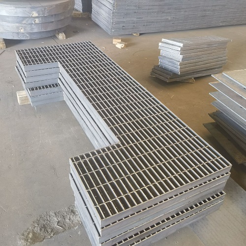 客戶案例：某工廠因貪便宜買(mǎi)劣質(zhì)鋼格板，損失超百萬(wàn)！