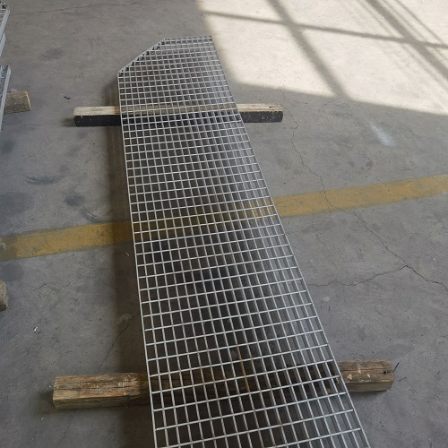 地鐵站臺(tái)鋼格板防滑處理：避免雨天事故！