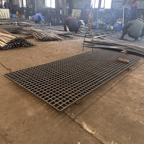 鋼格柵板默默支撐著城市的每一寸腳步