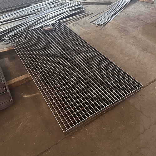 不銹鋼鋼格板vs熱鍍鋅鋼格板，該怎么選